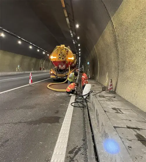 玄武隧道排水渠清淤